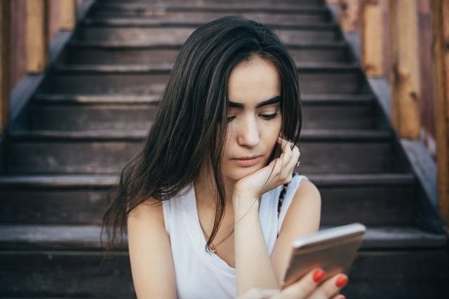 Da li treba zabraniti mobilne u školama?