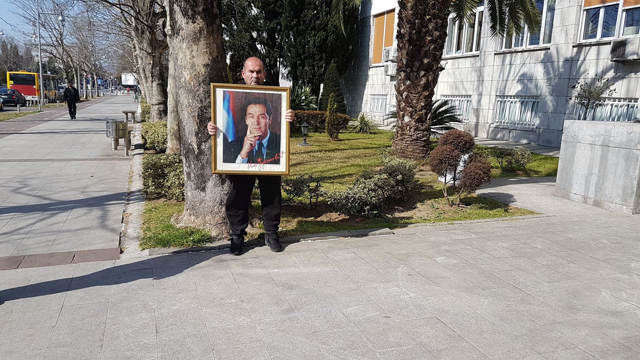 Sa velikom slikom Đukanovića došao iz Nikšića da bi ispred Skupštine dao podršku Milu