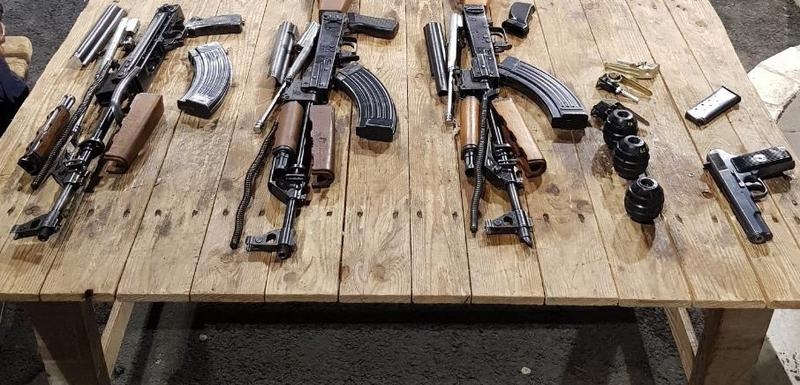 Crnogorski državljani uhapšen u Srbiji, pronađene puške, bombe, pištolj