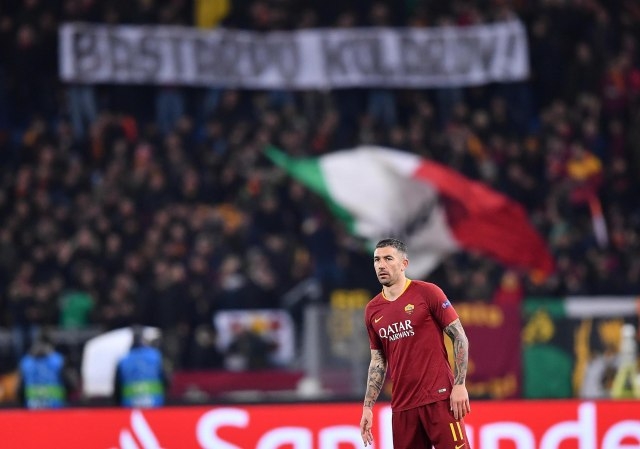 (FOTO) Kolarov ponovo na udaru “ultrasa” Rome