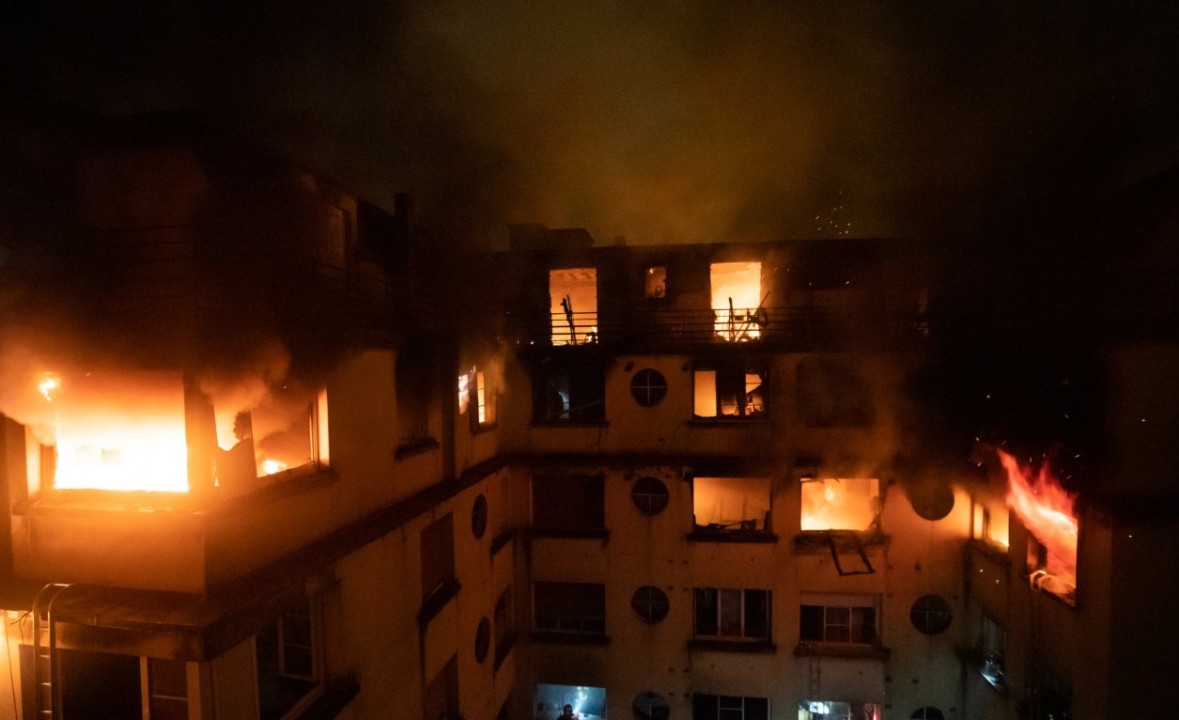 Ogroman požar satima guta zgradu u Parizu, osmoro mrtvih, 30 povrijeđenih