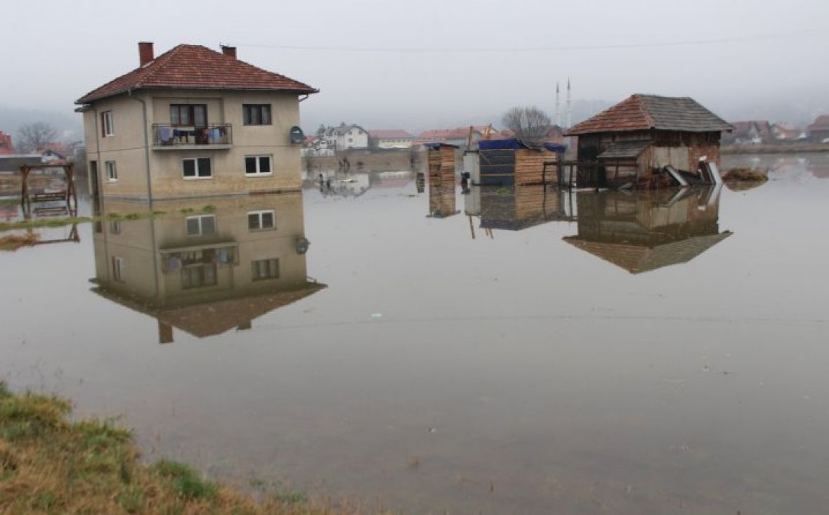 Poplave u BiH, voda ulazi u kuće, automobile&#8230;