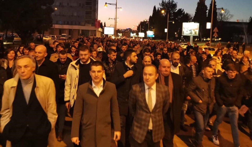 Bečić godinama bježao od protesta: Poslao lidere DF u “zadnju klupu” i zloupotrijebio proteste za ličnu promociju