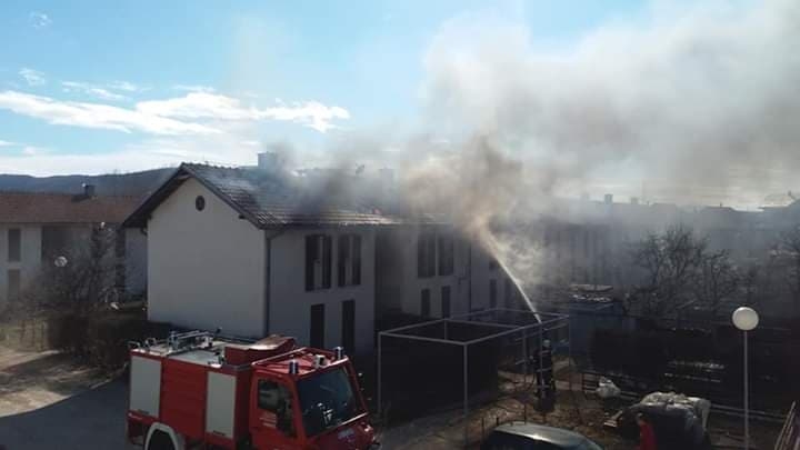 Požar u Nikšiću: Gorio krov zgrade