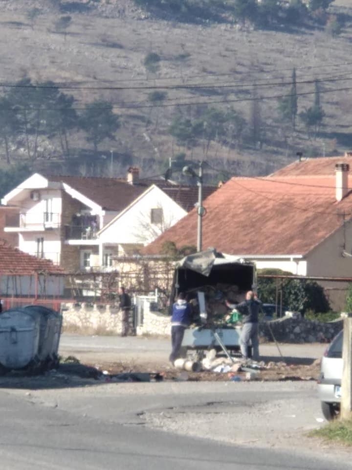 Vozač kamion istovario šut i smeće pored kuća i zamalo istukao očevidce koji su slikali