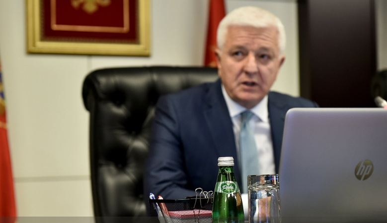 Kupujmo domaće: Boce mineralne vode “Rada” pred članovima Vlade dan nakon otvaranja fabrike