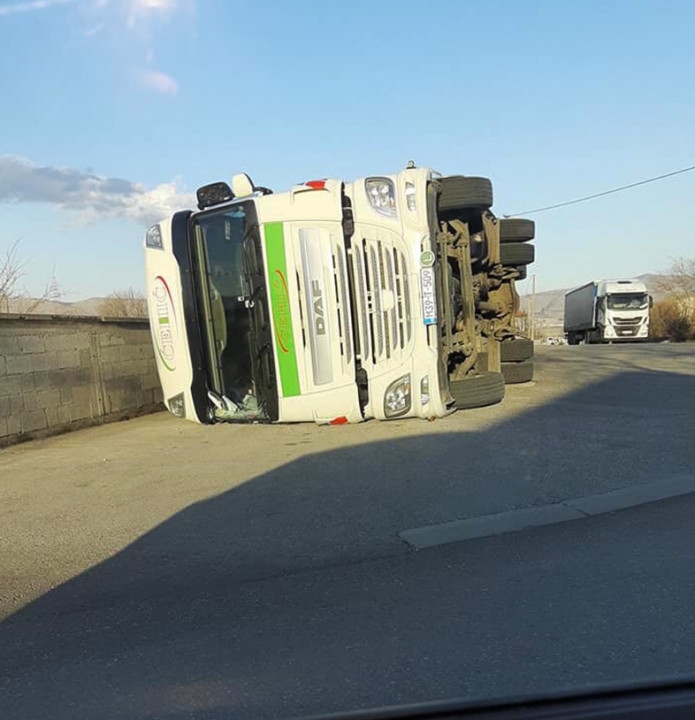 Orkanski vjetar u Mostaru: Na Avijatičarskom mostu se prevrnuo još jedan šleper