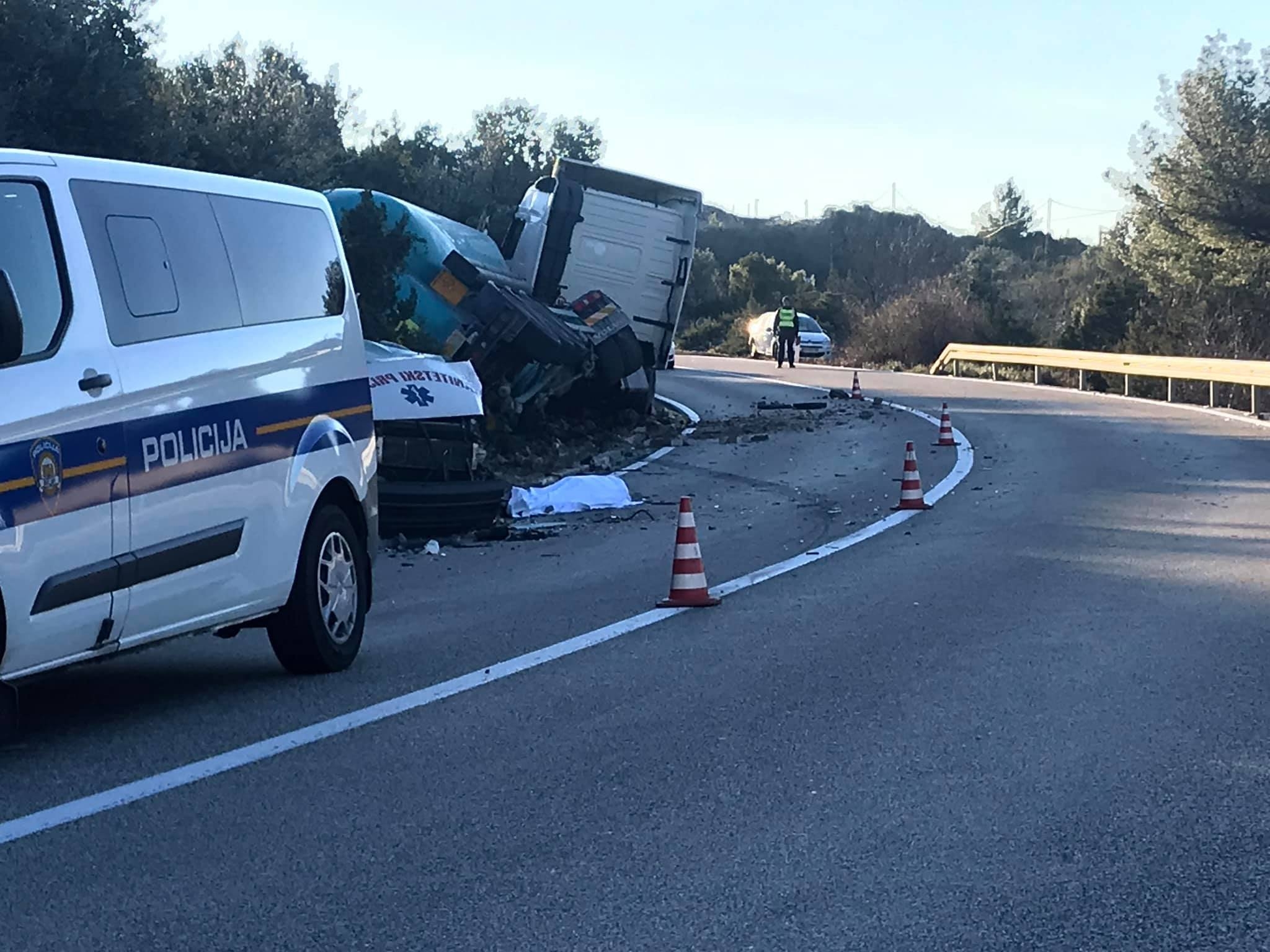 Teška saobraćajna nesreća: U sudaru cistjerne, auta i sanitetskog vozila poginula jedna osoba