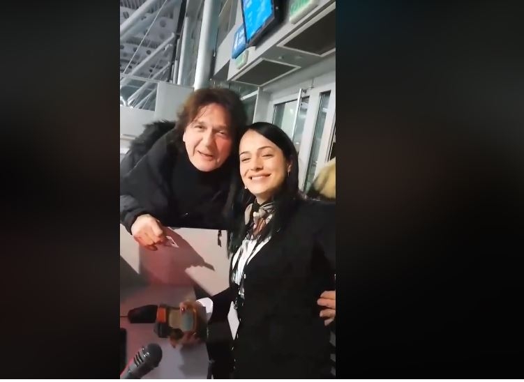 VIDEO: Zdravko zapjevao na podgoričkom aerodromu pa poljubio službenicu