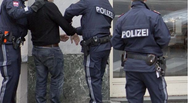 Pijani Bosanac napravio haos u stanu u Austriji: Policija sa psima intervenisala, jedva ga obuzdali