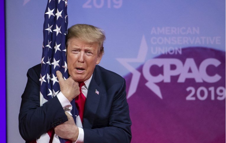 Tramp na skupu izgrlio američku zastavu