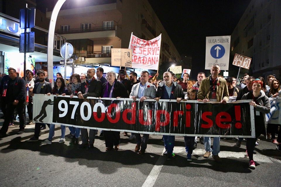 (FOTO) Protest u Podgorici: Opozicionari i organizatori potpisali “Sporazum o budućnosti”