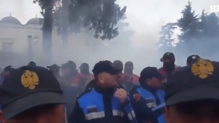 Sukobi demonstranata s policijom u Tirani, pokušali na silu ući u Parlament