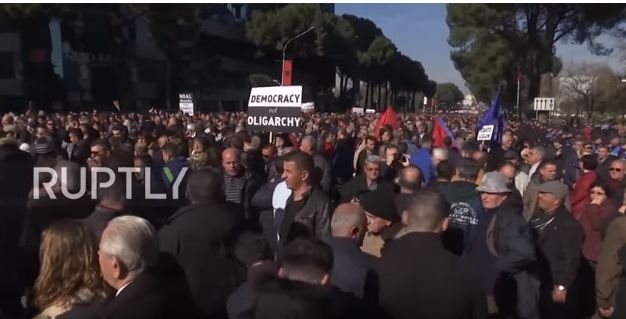 VIDEO: Opsada Tirane, demonstranti opkolili parlament
