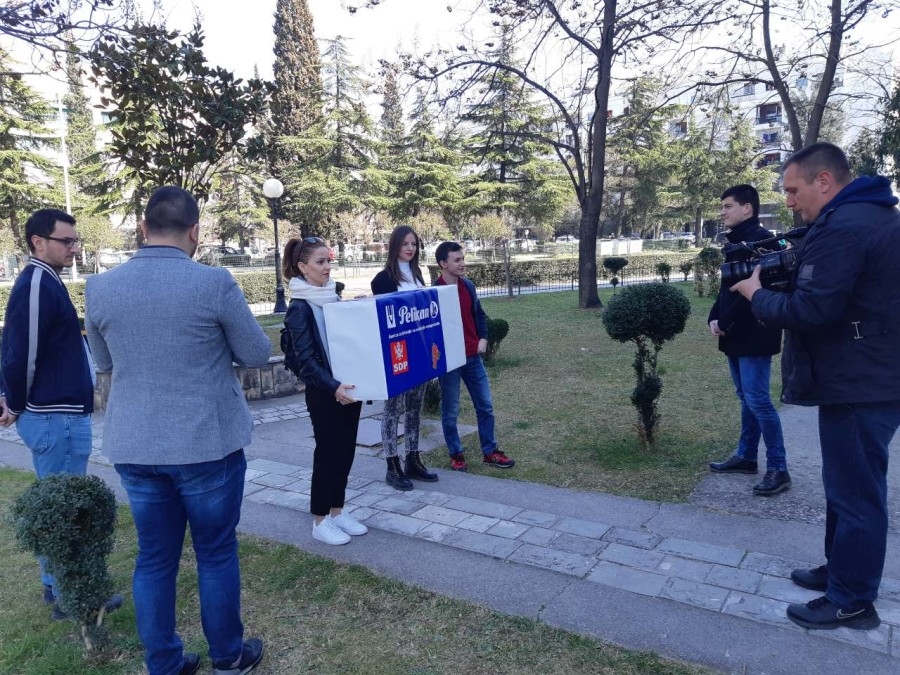 Mladi SDP-a izveli performans ispred kabineta direktora ZZZCG