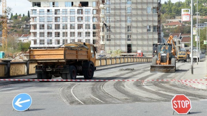 Preko Vezirovog mosta poslije 8. marta