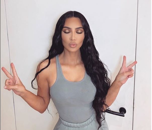 Kim Kardašijan pokazala kosu do članaka