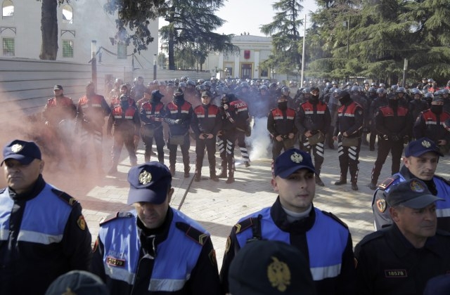 Tirana pod opsadom