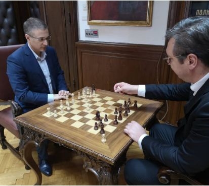 Vučić i Stefanović igraju šah: “Kratak odmor pred aktivnosti”