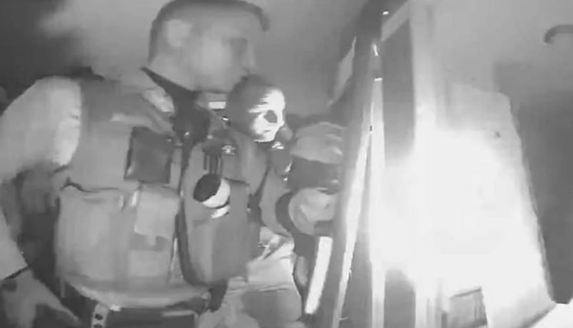 Šokantan snimak obišao svijet: Nijesu vakcinisali dijete, policija razbila vrata i oduzela ga
