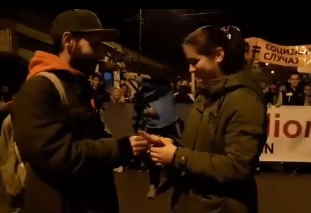 (VIDEO) Momak zaprosio djevojku na protestu “1 od 5 miliona” u Zrenjaninu