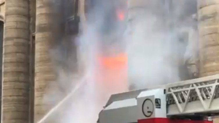 VIDEO: U Parizu gorjela crkva iz 19. vijeka, vatrogasci jedva obuzdali vatru