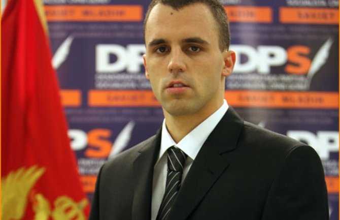 Pešić: Organizatori protesta ne mogu da se odupru svojim sujetama