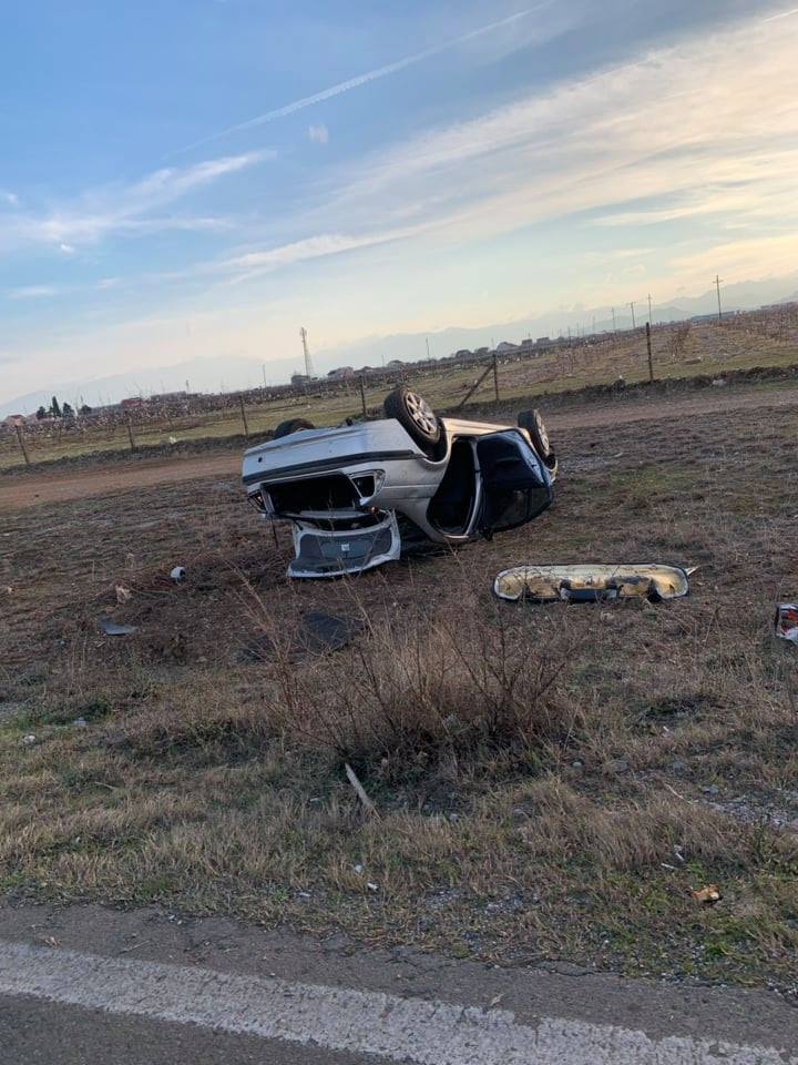 Maloljetnici povrijeđeni u saobraćajnoj nezgodi, automobil završio na krovu