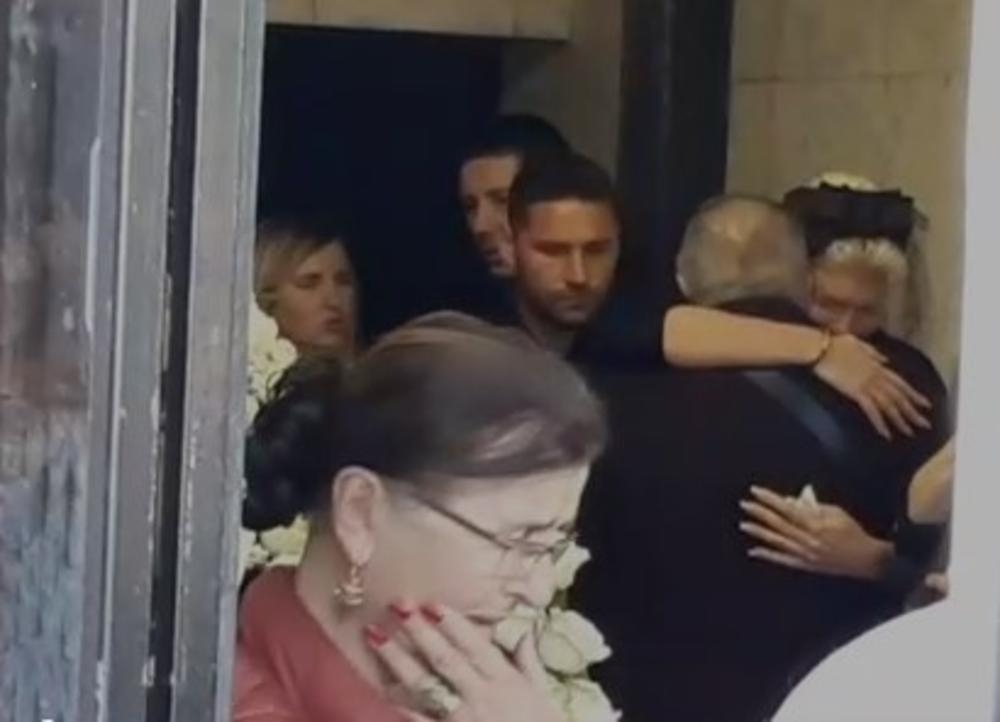 SAHRANJENA Jelenina majka, u očevom zagrljaju našla utjehu