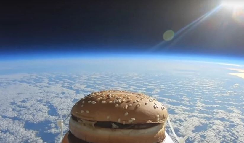 (VIDEO)Šta se desi s Big Mac-om kad ga pošaljete u svemir