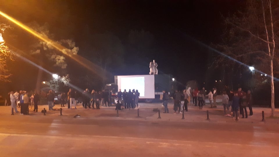 VIDEO: Okupljeni ispred Skupštine igraju fudbal, građani ne mogu proći, pa zaobilaze bulevar
