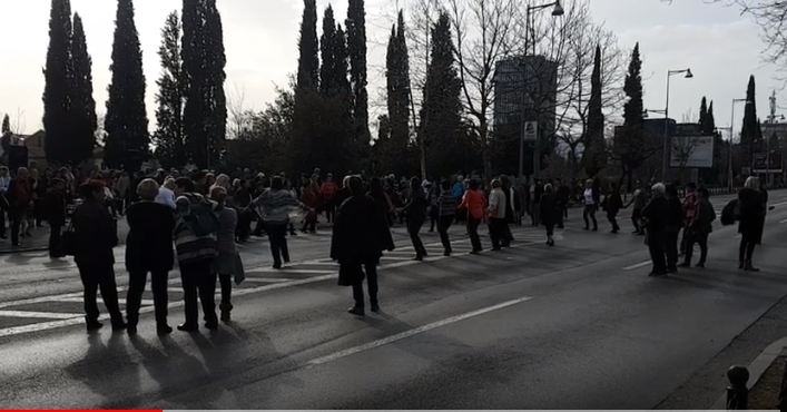 (VIDEO) Udri brigu na veselje: Majke ispred Skupštine zaigrale kolo