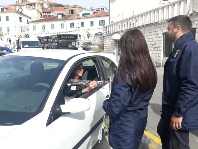 DIVAN GEST: Komunalni policajci ružama čestitali damama praznik u Herceg Novom