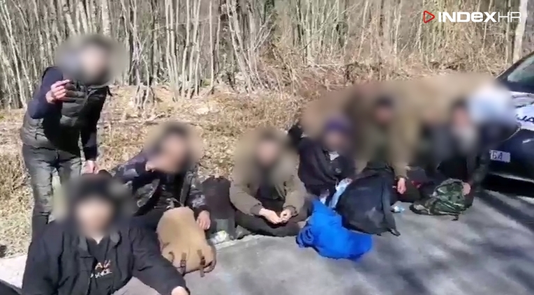 Policajac tjerao migrante da viču “Dinamo Zagreb”, pa ih snimao mobilnim