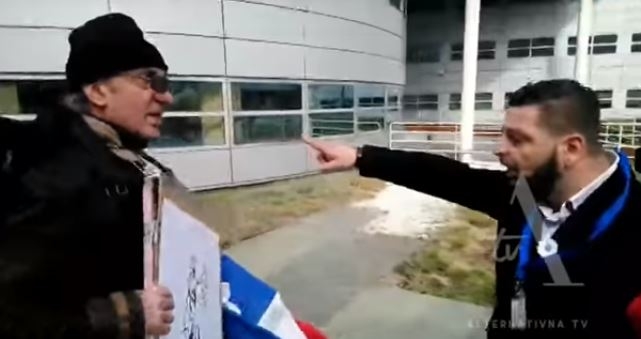 Muškarac sa zastavom Srbije provocirao okupljene ispred Suda u Hagu