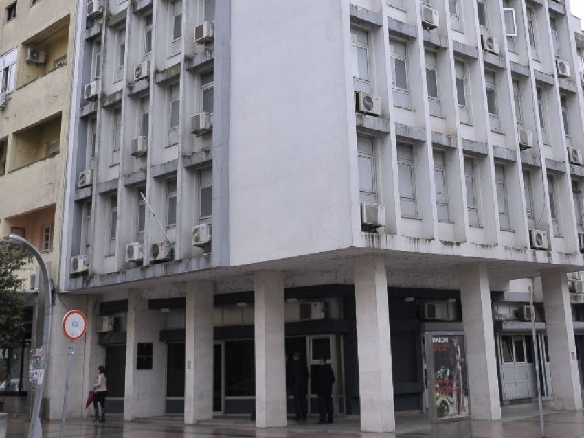 Policajacu na dužnosti grupa lica ograničavala kretanje