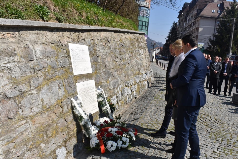 Obilježena godišnjica stradanja bugarskih đaka: Položen vijenac na spomenik „12 ruža“ u BIjelom Polju