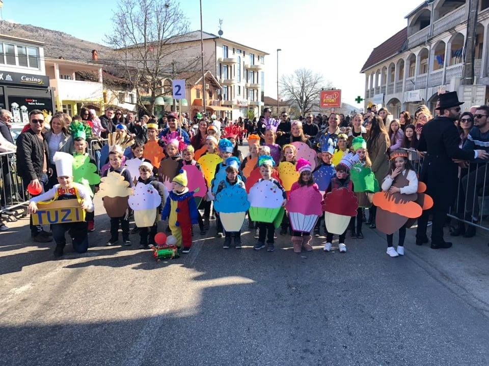 Karneval u Tuzima traje do utorka: U goste dolaze ekipe iz Jermenije, Skadra, Bosne i Hercegovine