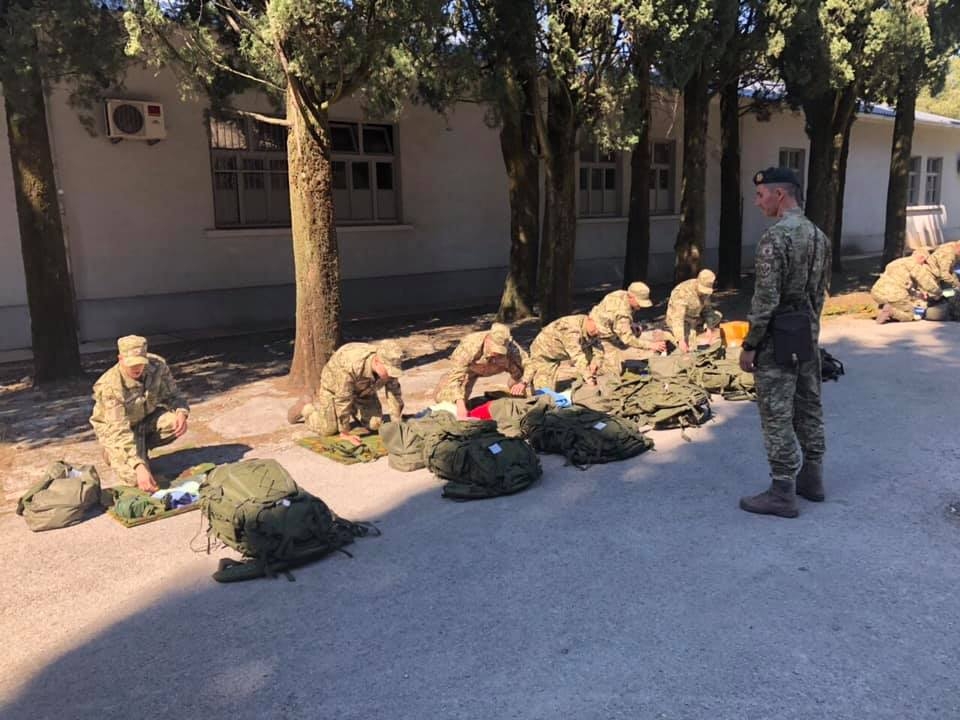 Dobrovoljci stigli u kasarnu u Danilovgradu, momci i djevojke obukli svoje prve uniforme