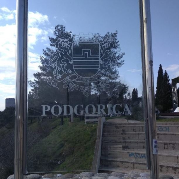 Zamijenjene oštećene staklene table na Moskovskom mostu