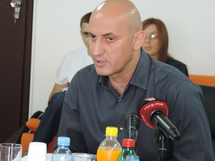 Vladu savjetovao kao pravnik, kao NVO aktivista pozivao na njeno rušenje