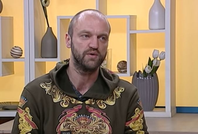 KOSTIĆ STIGAO NA SUĐENJE: Kreator optužen za polno uznemiravanje i nedozvoljeno držanje droge