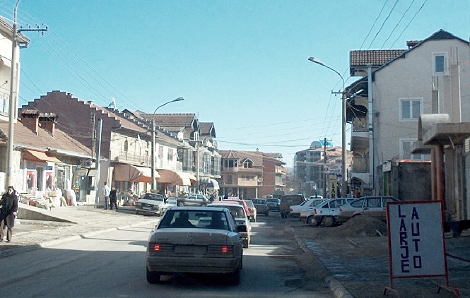 (VIDEO) Gnjilane: Kamion uletio u prolaznike, ima mrtvih