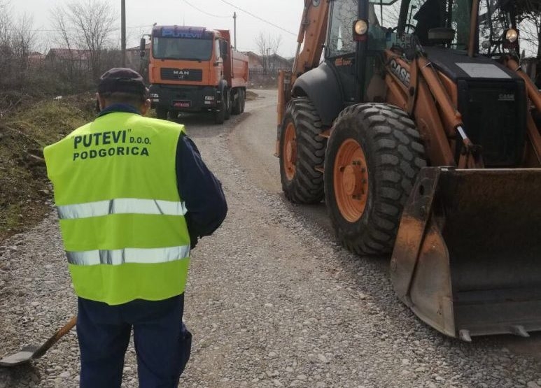 Podgorica: Uređuje parking ispred Komanskog mosta, novi asfalt u Tološima, Koniku i Berskom putu