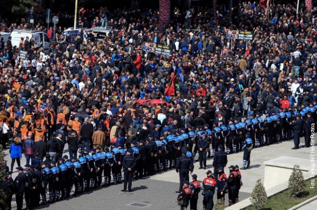 U Tirani demonstranti probili zaštitnu ogradu, traže ostavku Vlade