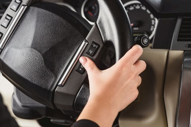 (VIDEO) Vozila četvorogodišnje dijete na krovu automobila