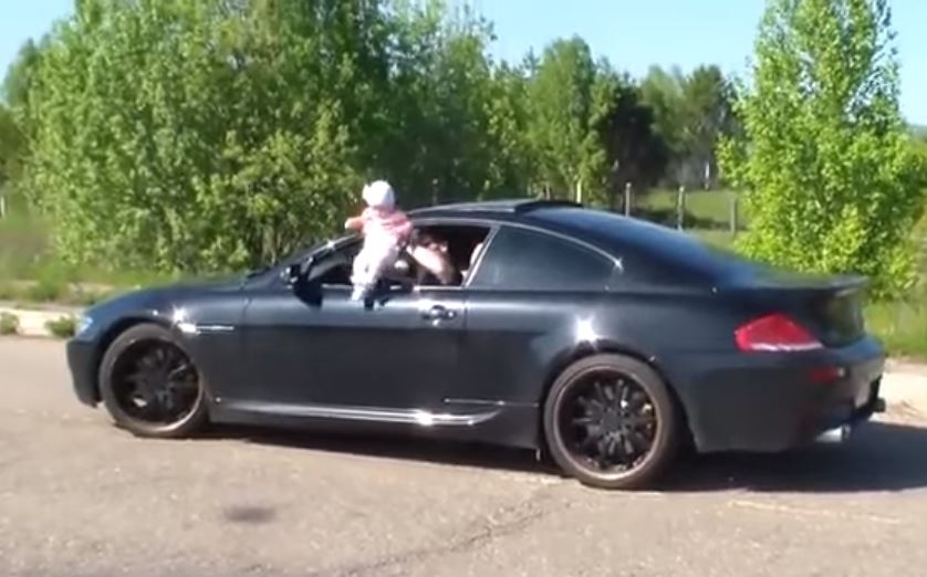 IZBACIO DIJETE kroz prozor Bmw-a pa nagazio GAS (VIDEO)