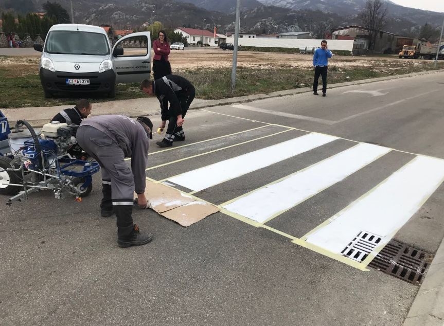 Obilježavanje signalizacije na Cetinju: “Bezbjednost učenika na prvom mjestu”