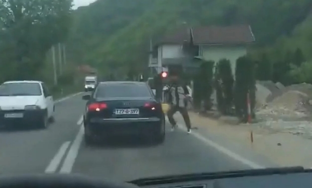 Incident u Bihaću: Migrant udarao po automobilu