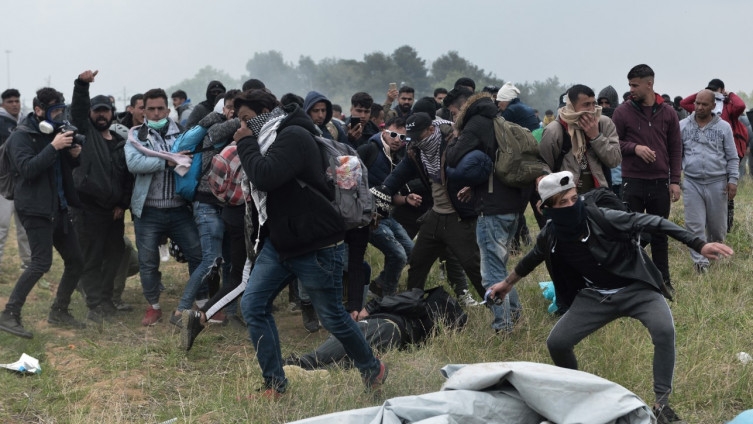 VIDEO: Stravični sukobi između više stotina migranata u Grčkoj